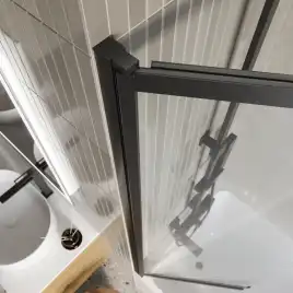 Душевая шторка на ванну BelBagno LUCE-VF-11-80/145-C-NERO стекло прозрачное, профиль Черный матовый