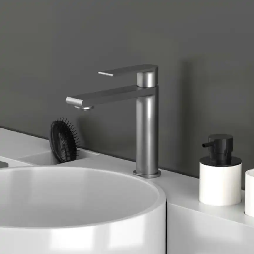 Смеситель для раковины Vincea Vogue VBF-1V1GM однорычажный, вороненая сталь фото 1